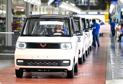 新能源車市場“兩頭熱、中間冷” 特斯拉與五菱宏光霸榜背后的中端市場困局